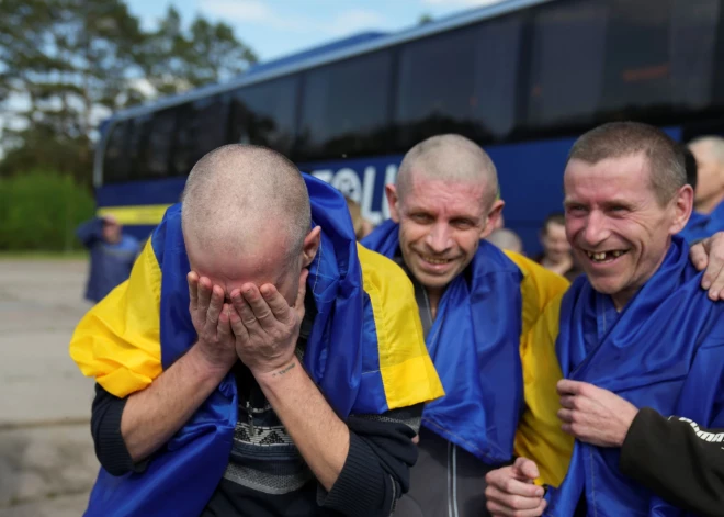 “Mēs vedam savus cilvēkus mājās” – Ukrainā atgriezušies pirmie 390 karagūstekņi