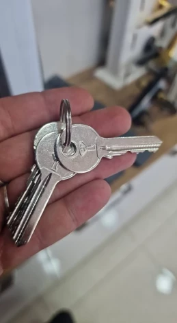 Kurzemes atslēga  Ķīnā viltotas gan Kurzemes atslēgas slēdzenes, gan iepakojums, bet vienlaikus uz tā uzdrukāts "Made in China".