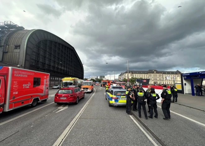 Hamburgas dzelzceļa stacijā uzbrukumā ar nazi ievainoti 12 cilvēki, policija aizturējusi sievieti