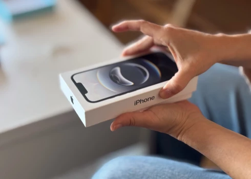 Tramps draud "Apple" piemērot 25% tarifu, ja "iPhone" netiks ražoti ASV. 