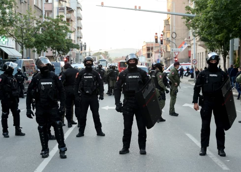 Serbijā apšaudē ar policiju nogalināts migrants. 