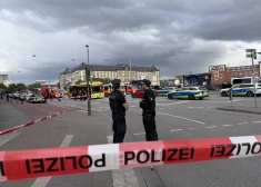 Hamburgas stacijā sieviete ar nazi sadur 18 cilvēkus; vairāki ievainotie kritiskā stāvoklī