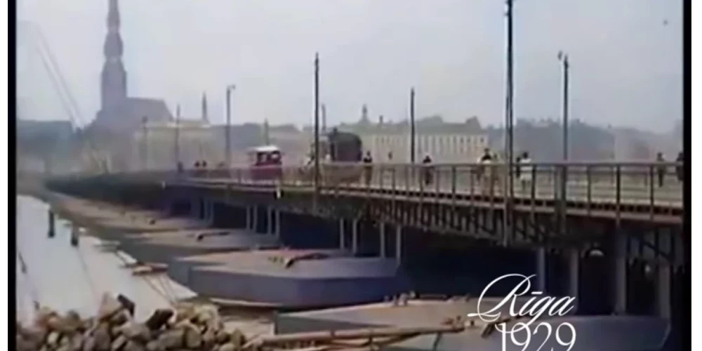 На месте нынешнего Каменного моста раньше был понтонный.