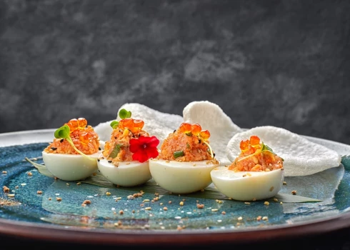 Pildītās olas ar mazsālītu lasi
