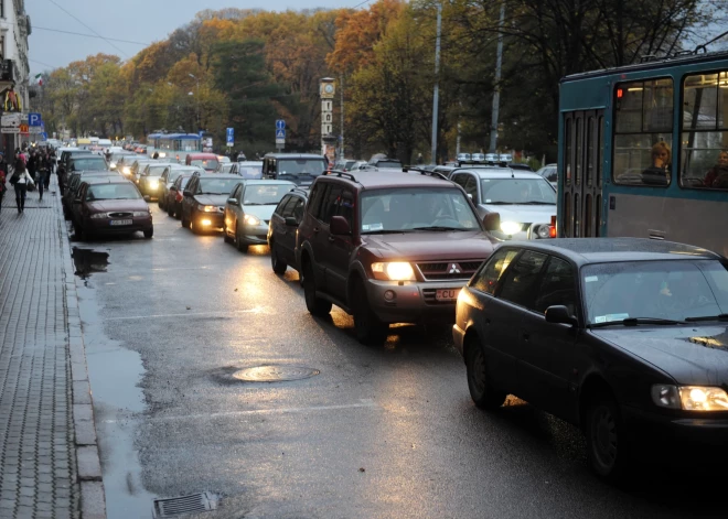 Почему в Риге начинаются пробки во время дождя? Размышления горожан