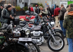 FOTO: Āgenskalna tirgū ar džezu un retro motocikliem atklāta “Portāla” vasaras sezona