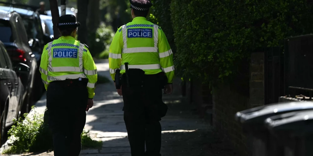 Briti izmeklē Stārmera māju dedzinātāju iespējamo saistību ar Krieviju.