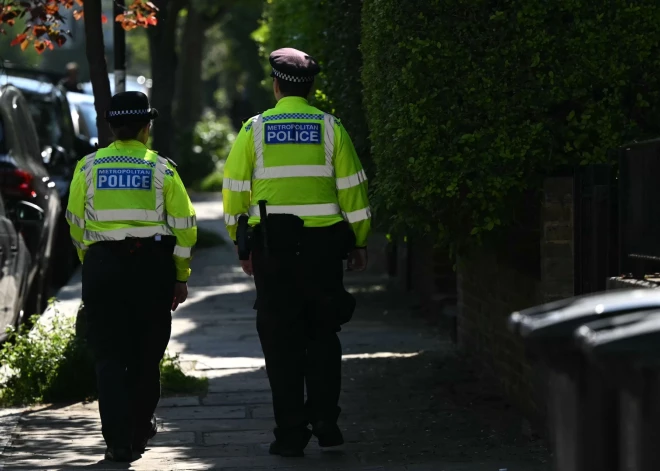 Briti izmeklē Stārmera māju dedzinātāju iespējamo saistību ar Krieviju