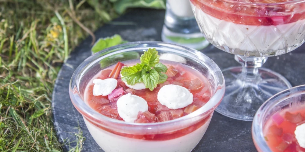 Rabarberu kompots ar vaniļas krēmu