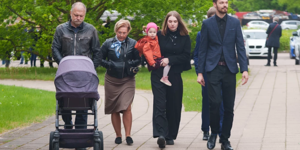 24. maijā Rīgas Krematorijā notika atvadīšanās no viņsaulē aizgājušā grupas "Mixeri" dalībnieka Raivo Andersona. 