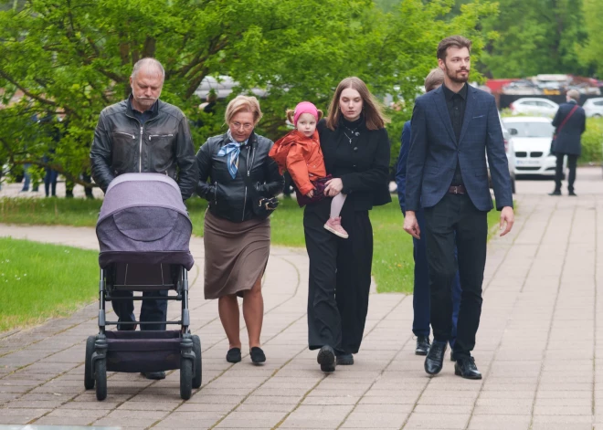24. maijā Rīgas Krematorijā notika atvadīšanās no viņsaulē aizgājušā grupas "Mixeri" dalībnieka Raivo Andersona.