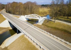 Valsts policija aiztur jauniešus, kuri Dienvidkurzemes novadā nozaguši margu režģus un kāpnes