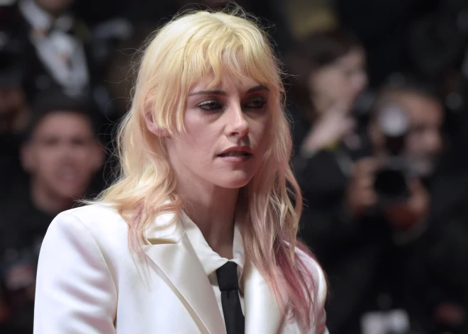 "Šī pieredze man bija kā dāvana!" Kristena Stjuarte atzinīgi novērtē Latviju kā vietu filmu uzņemšanai