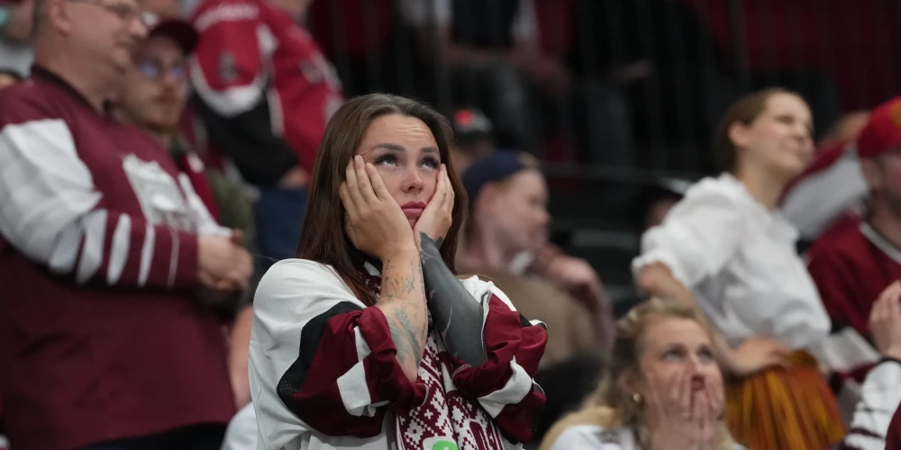 Latvijas hokeja izlases līdzjutēji netic savām acīm, ko noraugās "Avicii" arēnā spēlē pret Austriju.