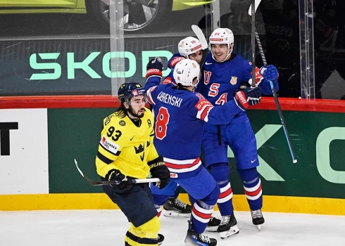 Maikijs Eisimons ar komandas biedriem svin ceturto vārtu guvumu.