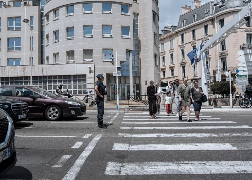 Elektrības padeves pārtraukuma laikā policija regulēja satiksmi, jo pilsētā nedarbojās luksofori.