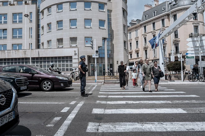 Elektrības padeves pārtraukuma laikā policija regulēja satiksmi, jo pilsētā nedarbojās luksofori.