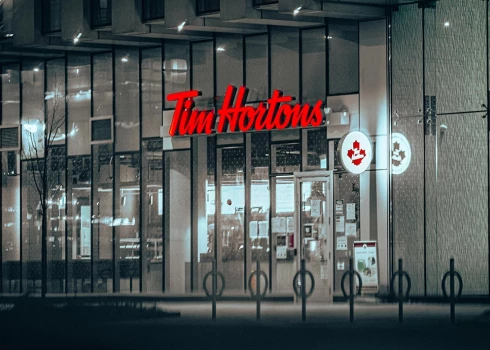 Ikonisko virtuļu un kafijas veikalu 1964. gadā līdzdibināja Toronto "Maple Leafs" spēlētājs Tims Hortons.