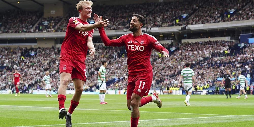 "Aberdeen" futbolisti līksmo par gūtajiem vārtiem 83. minūtē, kad bumbu savā cietoksnī ieraidīja glāzgoviešu vārtsargs.