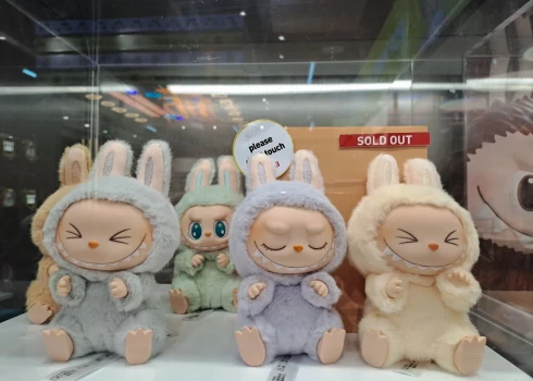 Мягкие игрушки Лабубу стали трендом TikTok после того, как их стали носить знаменитости.