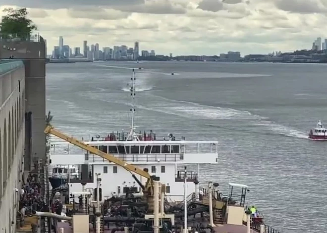 Traģisks negadījums Hudzonas upē: sprādzienā uz baržas gājis bojā vīrietis un vēl divi ievainoti