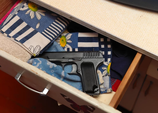 А где мой черный пистолет? Латвийцы вооружаются, но так ли необходимо каждому иметь оружие дома?