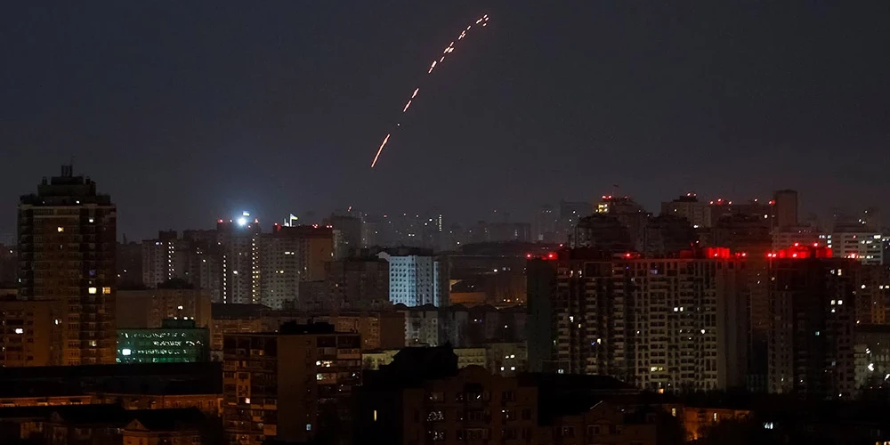 Ukrainas pretgaisa aizsardzība virs Kijivas notriec okupantu raidītu dronu.