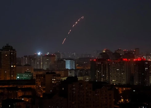Ukrainas pretgaisa aizsardzība virs Kijivas notriec okupantu raidītu dronu.