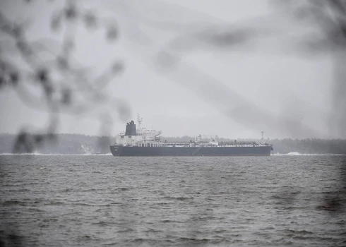 Naftas tankkuģis "Eagle S" noenkurots netālu no Kilpilahti ostas Somu līcī, 2025. gada 7. janvārī.