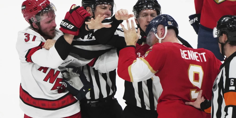 "Panthers" mājās pārspēja Karolīnas "Hurricanes".