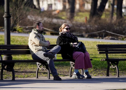 Pēc aptaujas datiem, gandrīz puse Latvijas iedzīvotāju, kuriem ir uzkrājumi, tos tur parastajā norēķinu kontā, bet apmēram trešdaļa norādījusi, ka glabā uzkrājumu skaidrā naudā.