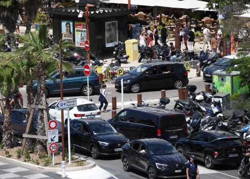 Nicā pazuda arī luksoforu gaismas.