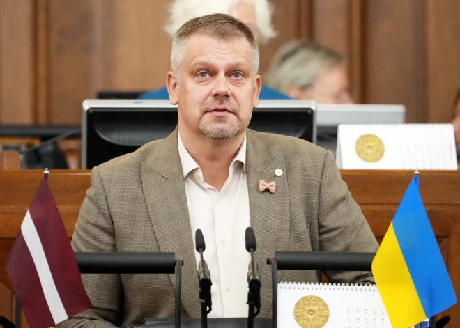 Deputāta Batņas alga Saeimā pērn sarukusi, politiķis piepelnās Ādažu vidusskolā