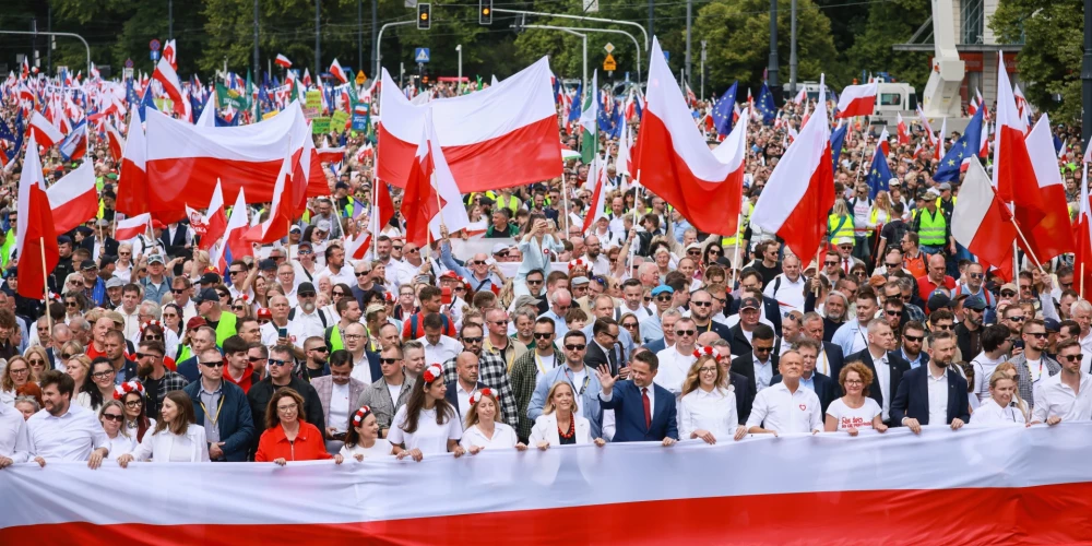"Es esmu polis, tāpēc balsoju par kandidātu, kurš garantēs mūsu nākotni un būs pretsvars pašreizējai valdībai," ziņu aģentūrai AFP sacīja viens no Navrocka gājiena dalībniekiem.
