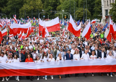 "Es esmu polis, tāpēc balsoju par kandidātu, kurš garantēs mūsu nākotni un būs pretsvars pašreizējai valdībai," ziņu aģentūrai AFP sacīja viens no Navrocka gājiena dalībniekiem.