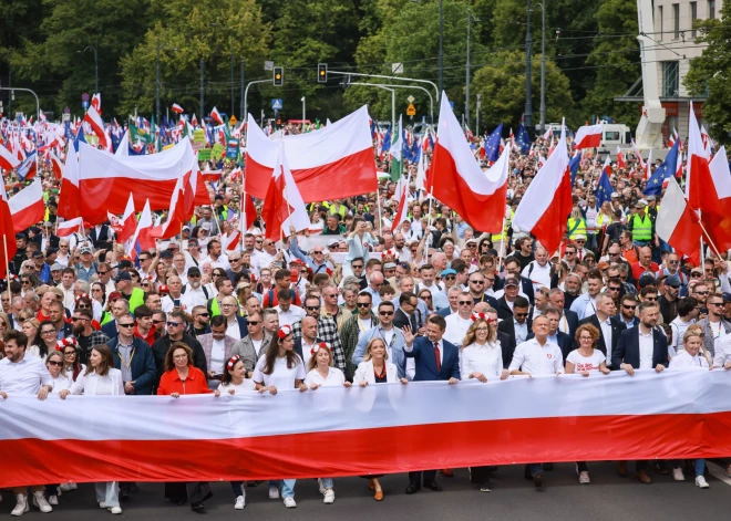 Varšavā tūkstošiem cilvēku piedalās prezidenta amata kandidātu organizētajos gājienos