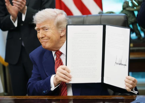 ASV prezidents Donalds Tramps turpina tarifu karus.
