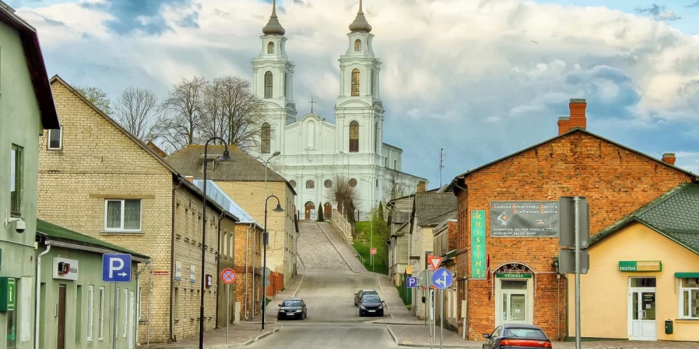 Ludzas novadu grib pārvaldīt 111 cilvēki, kaut gan šāda iespēja pavērsies tikai 15 (attēlā – skats uz Ludzas katoļu baznīcu).