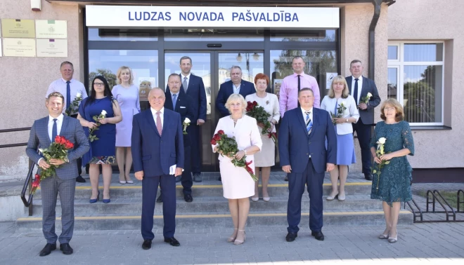 Uz Ludzas novada domes 15 deputātu vietām pretendē 111 kandidāti no septiņiem sarakstiem (attēlā – jaunievēlētais Ludzas novada domes sastāvs pirms četriem gadiem).