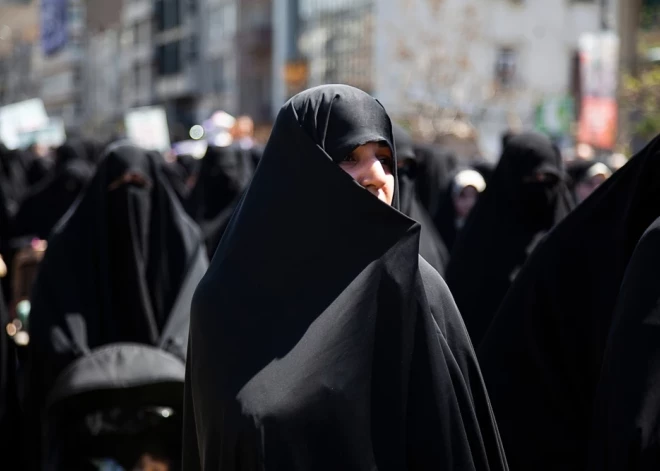 Irānā aptur likumu, kas paredzēja bargus sodus par galvas lakata nenēsāšanu