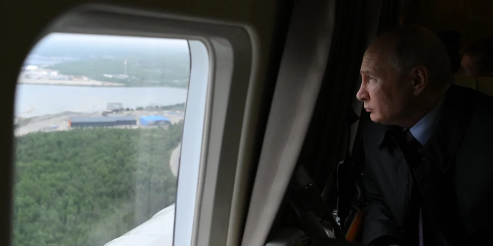 Krievijas diktators Vladimirs Putins helikopterī.
