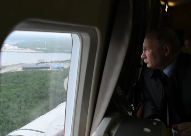 Krievijas militārās amatpersonas: Putina helikopters izmantots, lai atvairītu Ukrainas dronu uzbrukumu Kurskā