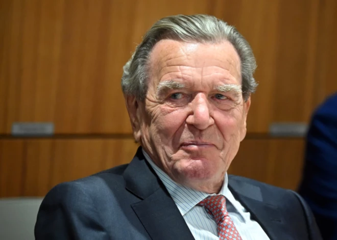 Banka vairs neieskaita Šrēdera kontā maksājumus no "Nord Stream 2", ziņo laikraksts