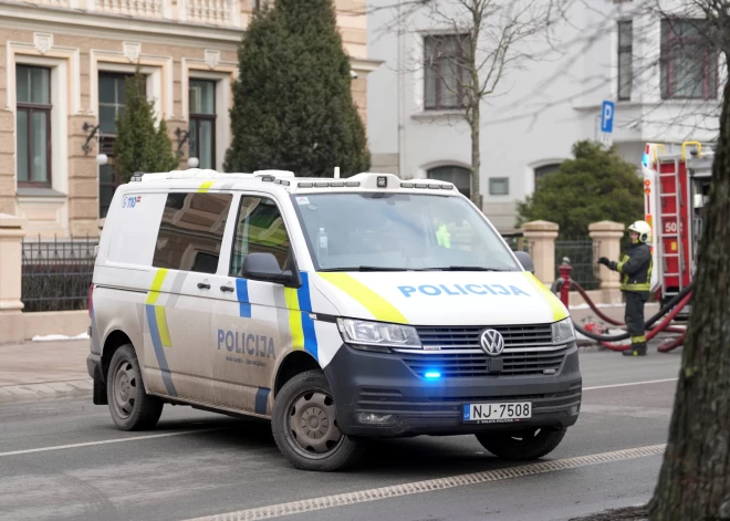 ДТП в Риге: водитель Mitsubishi наехал на двух мужчин, один погиб