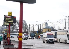 Šoferu trūkuma dēļ "Latvijas sabiedriskais autobuss" pirmdien atcēlis septiņus reisus Ādažu virzienā. 