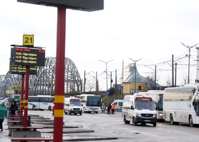 Šoferu trūkuma dēļ "Latvijas sabiedriskais autobuss" pirmdien atcēlis septiņus reisus