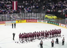 Latvijas hokejisti pēc uzvaras 2025. gada pasaules čempionāta spēlē. 
