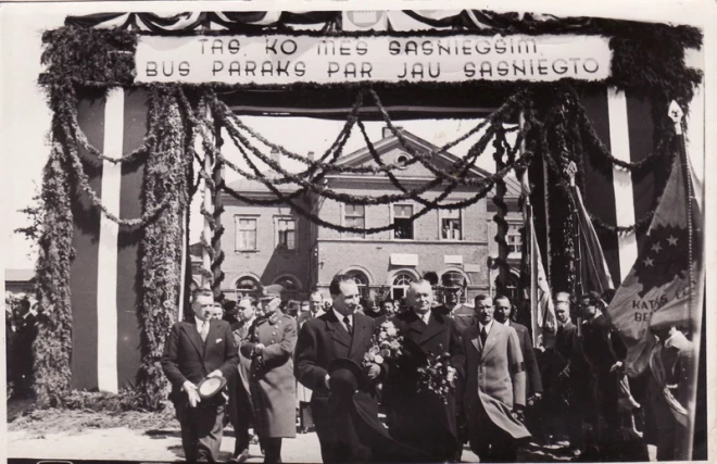 Austrumlatvijas Darba svētki 1938. gada 22. maijā. Valdības delegācijas svinīgā sagaidīšana pie goda vārtiem Daugavpils dzelzceļa stacijā, priekšgalā Kārlis Ulmanis.