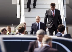 Gaidāms, ka Somijas Ārlietu ministrijā Krievijas vēstniekam Pāvelam Kuzņecovam (pa labi no Krievijas prezidenta Vladimira Putina) tiks pieprasīti paskaidrojumi par pārkāpumu.