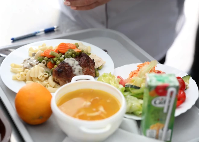 Кто будет обеспечивать питание в школах Риги за 53 млн? Победителя выбрали случайным образом